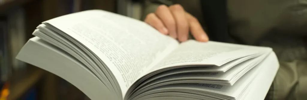 Eine Person liest in einem Gesetzbuch