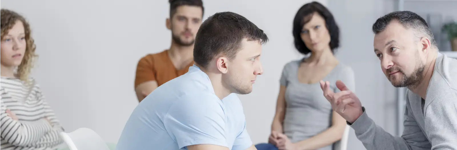 Gruppe von angehenden Heilpraktikern für Psychotherapie in einer Selbsterfahrungssitzung während der Ausbildung